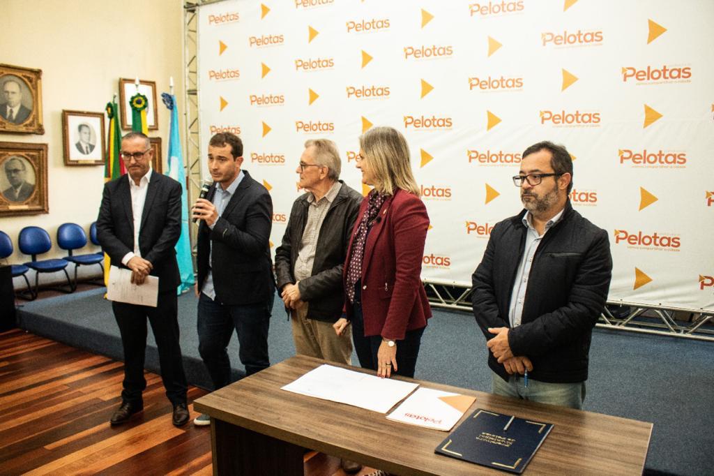 Dois projetos do vereador Carlos Júnior viram leis em Pelotas
