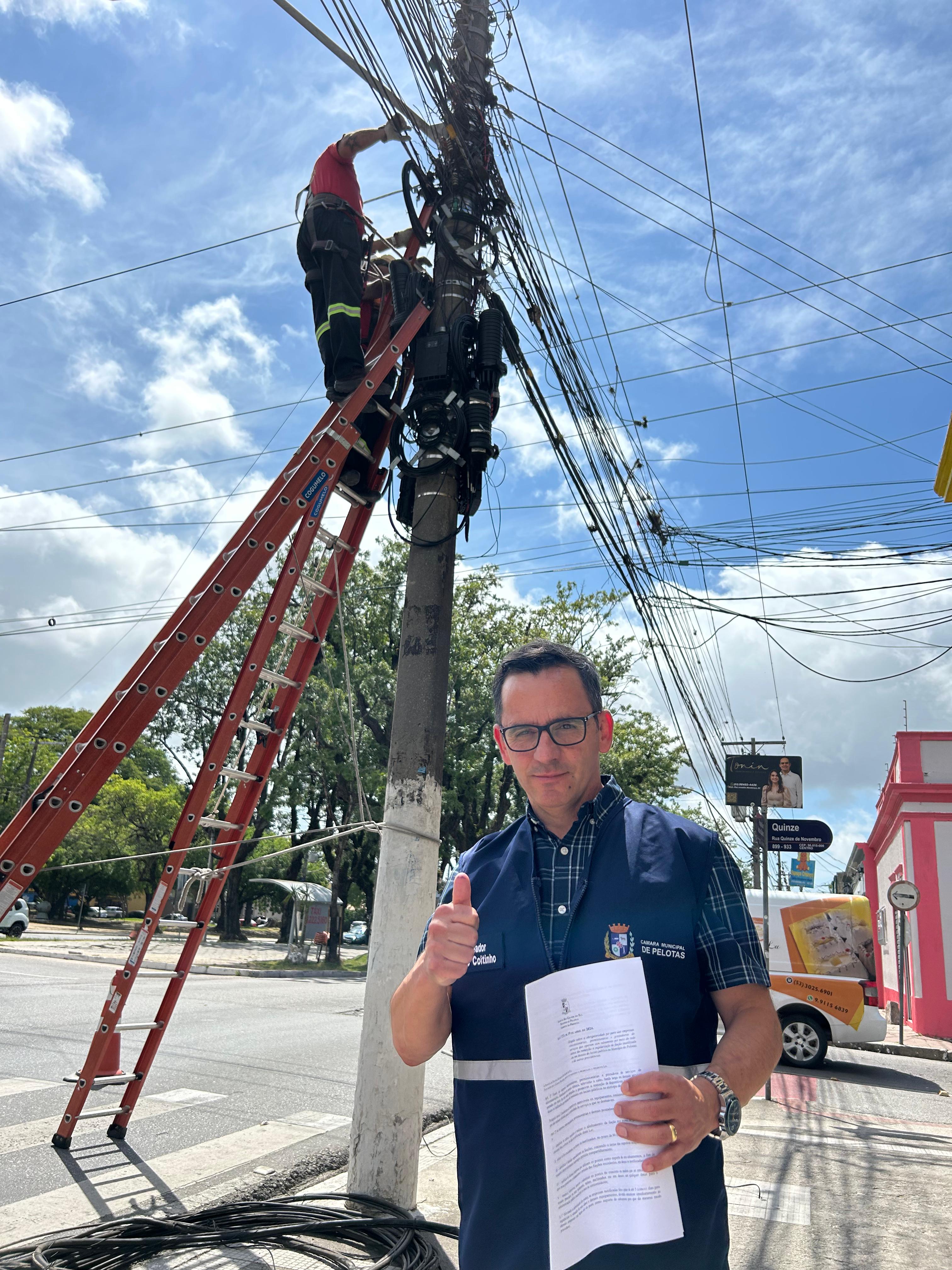 MP de Pelotas Determina Remoção de Fios e Cabos Excedentes no Centro da Cidade