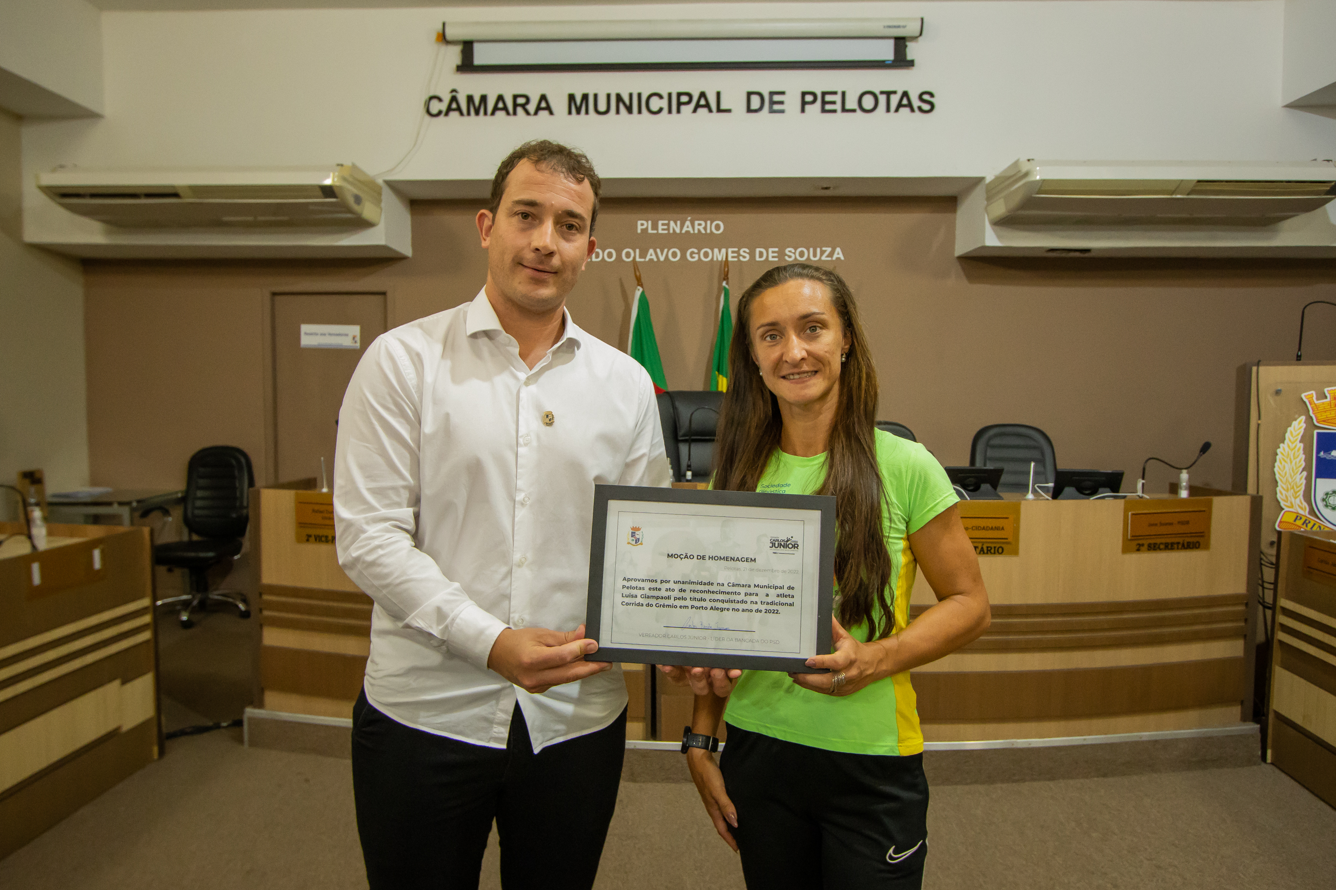 Vereador Carlos Junior entrega reconhecimento para Luísa Giampaoli