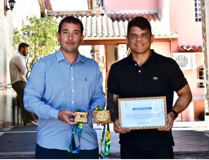 Vereador Carlos Junior presta homenagem ao campeão de Jiu-jitsu Leandro Ribas